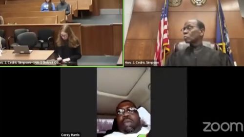 Un american cu permisul de conducere suspendat s-a prezentat în fața judecătorului, la o audiere online pe Zoom, în timp ce conducea o mașină