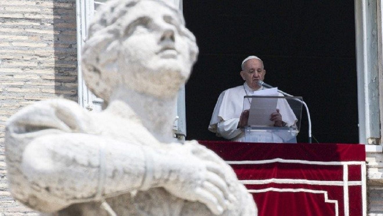 Papa Francisc, care a fost supus la începutul lunii iunie unei intervenţii chirugicale pentru repararea unei hernii abdominale, a rostit duminică rugăciunea "Angelus" în faţa a mii de pelerini adunaţi în Piaţa Sfântul Petru din Vatican