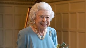 Regina Elisabeta a II-a a Marii Britanii nu va asista duminică la slujba de Paşte