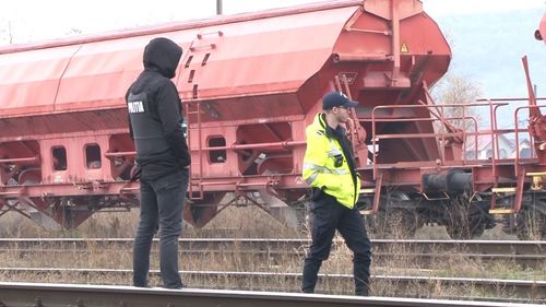 Tragedie cu un elev navetist: copil de 12 ani lovit de tren în timp ce mergea pe jos la școală. Copiii traversează zilnic calea ferată, pentru că primăria nu are suficiente microbuze școlare pentru a-i aduce în oraș