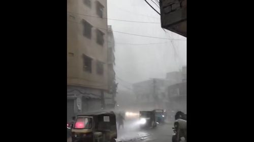 VIDEO Cel puțin 111 morți și peste 200 de răniți în Pakistan, din cauza ploilor musonice și a viiturilor