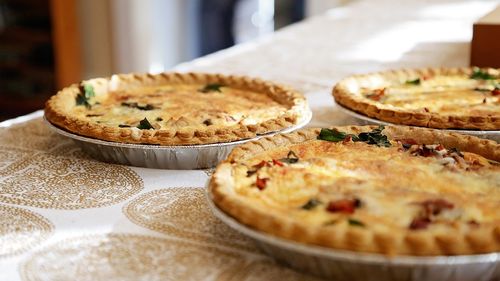 Alege ce vrei să sărbătorești azi: ziua plăcintei, ziua măsurării picioarelor sau ziua scrisului de mână