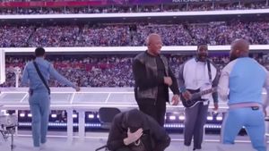 Fostul avocat al lui Donald Trump, Rudolph Giuliani, îi cere lui Eminem să părăsească SUA, după ce a îngenuncheat la Super Bowl / ”Știți câți polițiști l-au apărat și l-au protejat ieri la acel meci?”