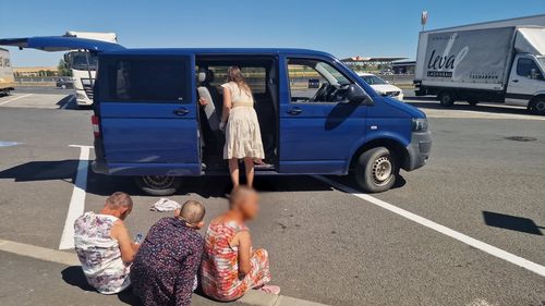 EXCLUSIV | Cum ajungeau oamenii la azilele lui Viorel Pașca din Bihor / Managerul Spitalului din Drobeta Turnu Severin: „Am aflat de ei de pe Facebook” / Directorul Spitalului Județean Bihor: „Eu n-am trimis pe nimeni, ei cereau să fie duși acolo” / Controalele care au concluzionat că totul e în regulă