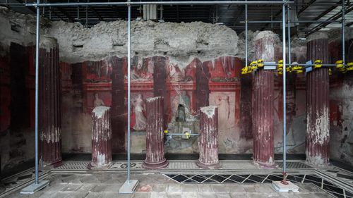 Fresce „excepționale” cu Dionysos, dezgropate la Pompei. Friza, care datează din secolul I î. Hr., oferă o privire rară asupra misterelor lumii antice