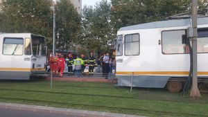 București: Două tramvaie s-au ciocnit în Soseaua Giurgiului, statia Cimitirul Evreiesc / Trei persoane au avut nevoie de îngrijiri medicale