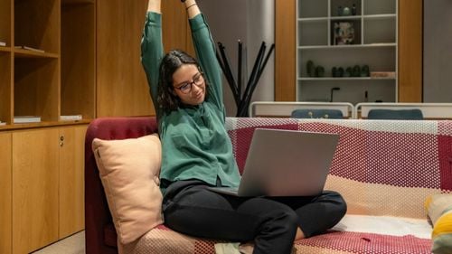 STUDIU Oamenii care muncesc în regim hibrid sunt mai fericiți și la fel de productivi ca cei care lucrează doar la birou