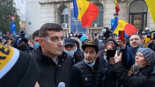 VIDEO Protest organizat de AUR în fața Ministerului Sănătății, în urma incendiului de la Institutul „Matei Balș”. Participanții scandează „Demisia”, „Asasinii”, „La pușcărie”