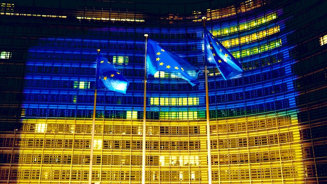 Sediul Comisiei Europene, luminat în culorile drapelului Ucrainei, joi seară