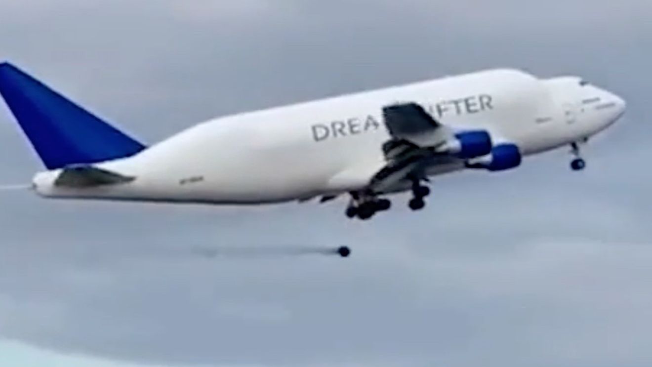 VIDEO Un Boeing 747 și-a pierdut o roată la decolare, în Italia / Avionul și-a continuat zborul spre Statele Unite pentru că nu s-a considerat că vor fi probleme la aterizare