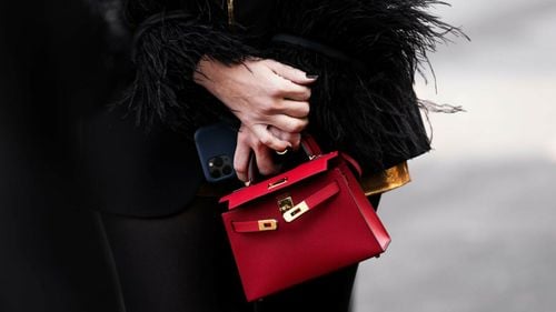 Prim-ministrul care a declarat bunuri de 390 de milioane de euro. Printre acestea, 23 de mașini și 217 genți de firmă