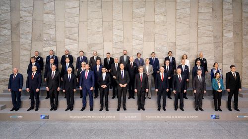Foștii emisari americani spun că NATO nu este o „organizație caritabilă”, ci vitală pentru securitate. Șaisprezece foști ambasadori și șefi militari îl avertizează pe Trump că slăbirea NATO ar mări costurile SUA, ar spori riscul de conflict și ar eroda influența globală a Americii