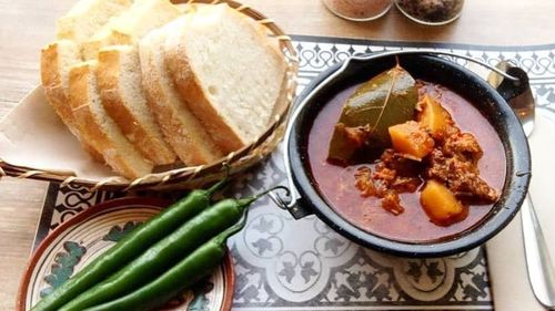 Un restaurant clujean oferă masă caldă gratuită oamenilor săraci / 100 de persoane vor putea lua mâncarea acasă sau o vor putea servi la mese