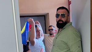 Poliția din Italia, Franța, Germania și Marea Britanie intervine pentru a-i liniști pe susținătorii violenți ai lui George Simion de la secțiile de vot din diaspora. Val de plângeri ale cetățenilor împiedicați să voteze