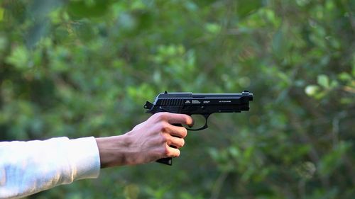 Angajatul unui restaurant din București, cetățean israelian, amenințat cu pistolul / Agresorul se află acum sub control judiciar