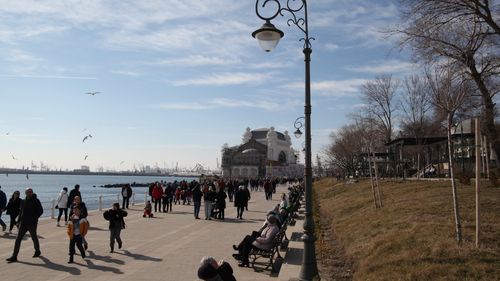 FOTO Sute de oameni au ieșit pe faleza Cazinoului din Constanța, în prima zi caldă după codul portocaliu de ger și vreme rea
