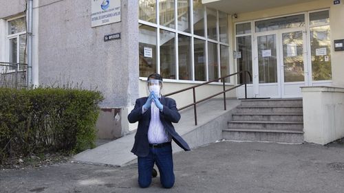 Politician demis după ce s-a fotografiat închinându-se în fața instituției a revenit în funcție / Este din nou director al Sistemului de Gospodărire a Apelor Suceava