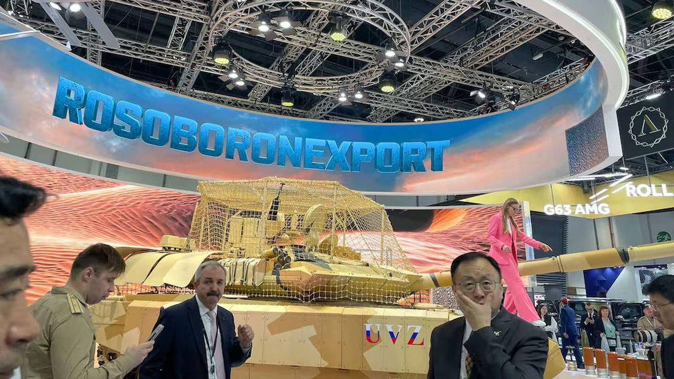 Tanc rusesc, expus direct cu plasă anti-dronă la un târg militar din Emiratele Arabe Unite / Vehiculele aeriene fără pilot au schimbat fundamental războiul