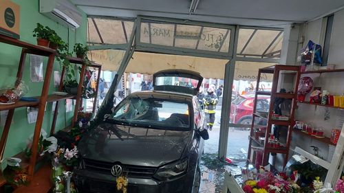 VIDEO O mașină a intrat într-o florărie din Alba Iulia, cu tot cu o femeie luată pe capotă. Doi copii în stare de șoc