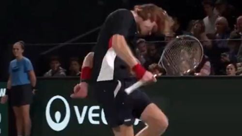 VIDEO Jucător din top 10 ATP, ieșire nervoasă: S-a lovit cu racheta până când a inceput să sângereze