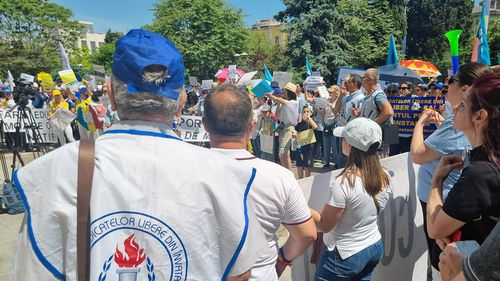 VIDEO Profesorii din Cluj protestează în fața Inspectoratului Școlar Județean împotriva creșterii normei de predare