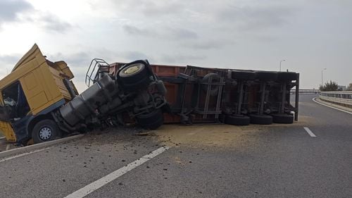 Un autocamion încărcat cu orz s-a răsturnat pe A4, aproape de intrare în Portul Constanța