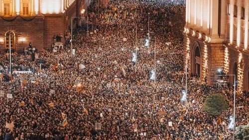 Furia bulgarilor care au ieșit în stradă a vizat și influența oligarhilor / Delian Peevski, care controlează o bună parte din media bulgărească, a susținut guvernul minoritar, silit să demisioneze în urma protestelor masive