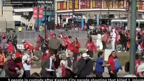 Focurile de armă din Kansas City ar fi pornit de la „un diferend între mai multe persoane”. Poliția îndepărtează varianta unui atac terorist