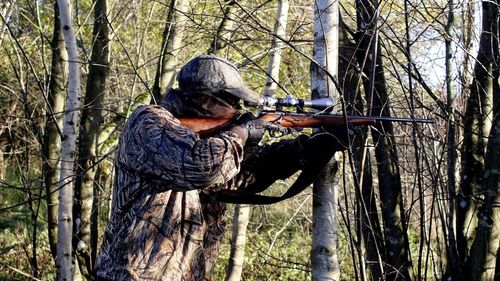 Mai multe asociaţii cer revizuirea listei bolilor incompatibile cu calitatea de a deţine sau purta arme / Medic: ”Boală cronică de rinichi, anumite tipuri de sindroame anemice, hepatitele cronice... Nu văd ce legătură există între aceste diagnostice şi acest drept”