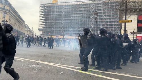 VIDEO Proteste masive în Franța împotriva majorării vârstei de pensionare / Situația pare să se calmeze la Paris / Circa o mie de radicali „black blocs”, infiltrați printre manifestanți / Intrarea primăriei din Bordeaux, incendiată
