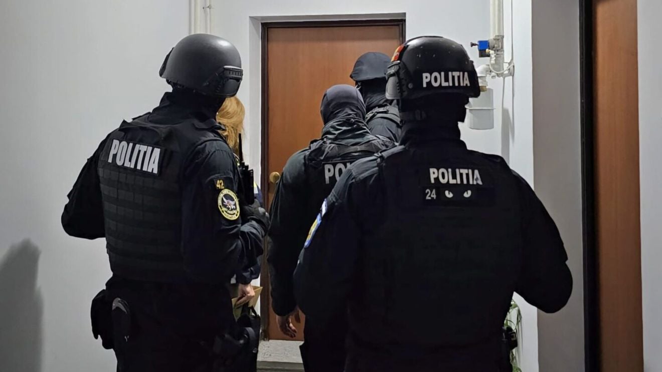 Grupare de criminalitate organizată, destructurată de poliţişti / Percheziţii în mai multe judeţe / Membrii reţelei, suspectaţi că ar fi obţinut credite, cu acte false, pe numele unor persoane cu venituri mici / Prejudiciul depăşeşte două milioane de lei