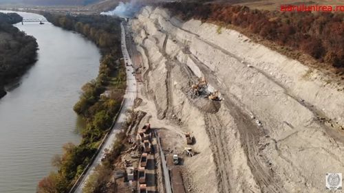 VIDEO Alunecare de teren pe Autostrada A1, tronsonul Lugoj - Deva. Dealul Liliecilor s-a deplasat câteva zeci de metri