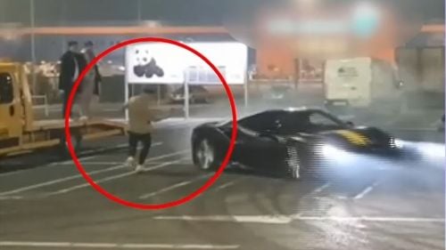 Digi24: Drifturi periculoase cu bolizi de lux în parcarea unui mall din Capitală. Șoferul unui Ferrari, la un pas de a acroșa un spectator