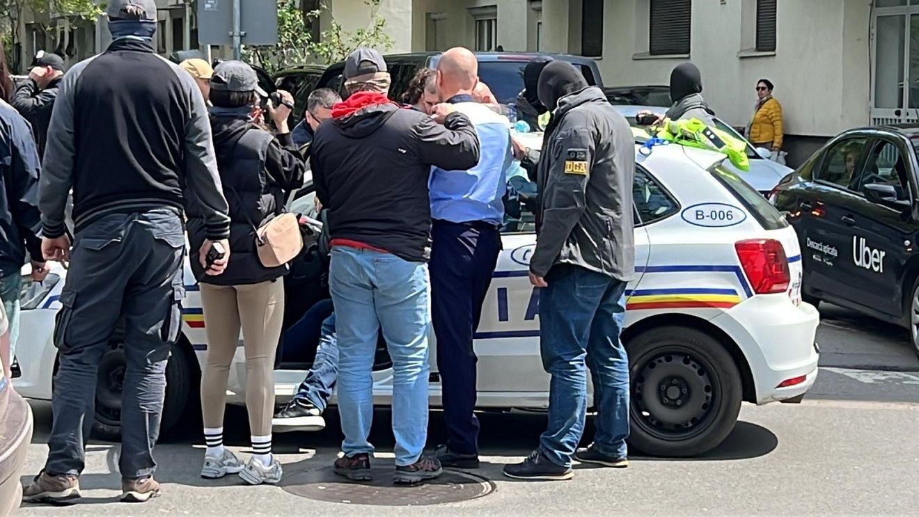 Cei doi polițiști care au fost prinși în flagrant când ar fi luat mită, reținuți de DNA pentru 24 de ore