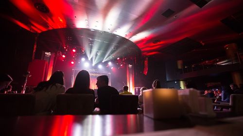 Controale neanunţate în cluburi, discoteci şi săli de evenimente, fiind constatată depăşirea numărului de persoane prevăzut în autorizaţiile emise de IGSU / Funcţionarea a trei cluburi din Iaşi şi a unuia din Bucureşti, oprită temporar