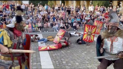 Spectacole de reconstituire militară cu daci, romani și gladiatori au loc în fiecare zi de vineri, în Cetatea Alba Carolina
