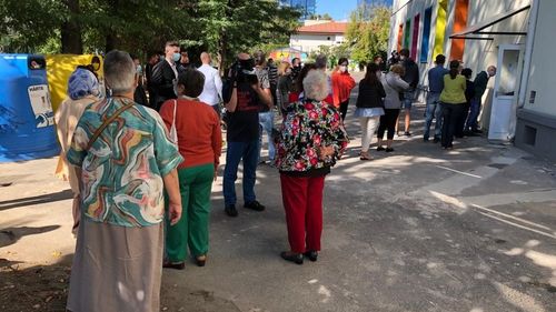 Cozi la vot din cauza măsurilor sanitare. Șeful AEP le cere organizatorilor din teritoriu să ușureze accesul cetățenilor la cabine