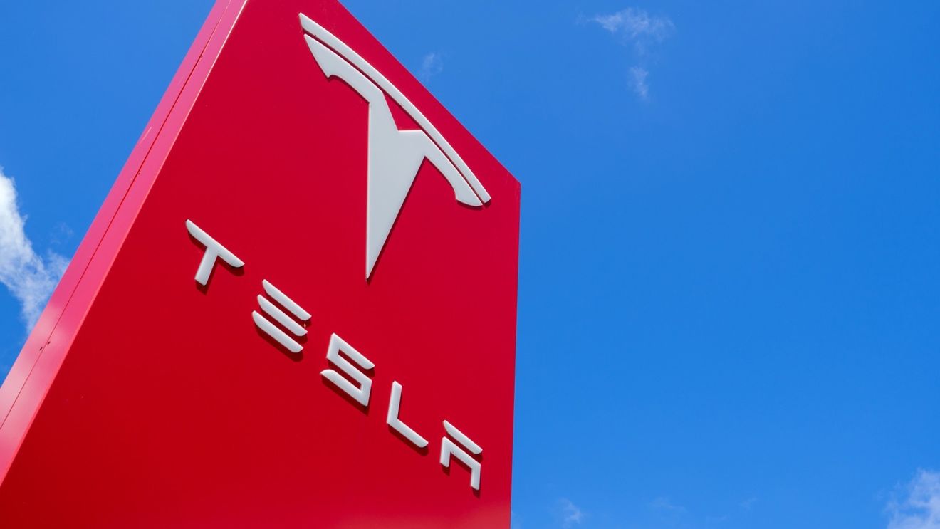 Proteste în fața magazinelor Tesla din SUA