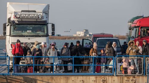 Transportul ajutoarelor pentru Ucraina la Isaccea e taxată de firma care operează bacul pentru că statul român nu a plătit nici un leu pentru cursele gratuite făcute timp de două luni