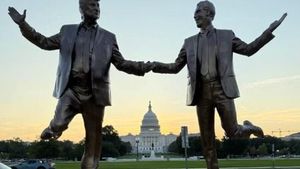 O sculptură satirică care îi reprezintă pe Donald Trump şi pe Jeffrey Epstein ţinându-se de mână, expusă în centrul oraşului Washington