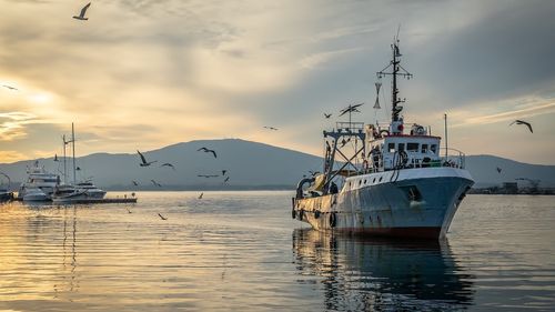 O barcă britanică de pescuit a explodat după ce a tras cu plasele o bombă rămasă pe fundul mării din Al Doilea Război Mondial / Marinarii au supraviețuit exploziei