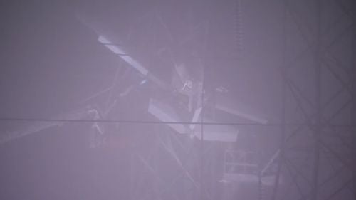 VIDEO Un avion de mici dimensiuni s-a prăbuşit peste linii electrice, în apropriere Washington / Accidentul a provocat întreruperi masive de curent electric / În avion s-ar afla două persoane, însă în viață