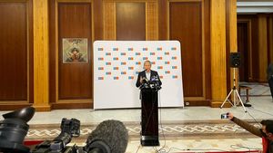 Cioloș: Propunem reducerea TVA la energie de la 19% la 5% sau exceptarea de la plata certificatelor verzi / Miercuri ne întâlnim cu PNL / Nu contează unde discutăm cu PNL, chiar și la un bar în oraș