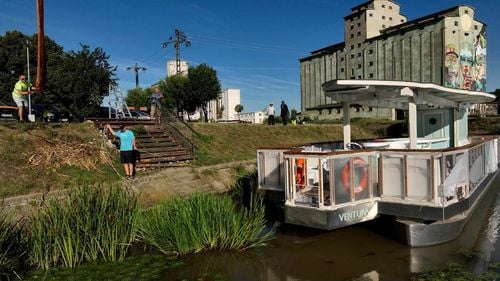 VIDEO Prima navă complet electrică pentru pasageri din România a fost lansată pe Bega / Va funcționa ca un bar plutitor