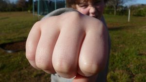 Două fete de 13 ani, bătute de un grup de zece adolescente, pe o stradă din Galaţi/ Conflictul ar fi pornit pe rețelele de socializare/ Poliţiştii încearcă să le identifice pe unele dintre agresoare