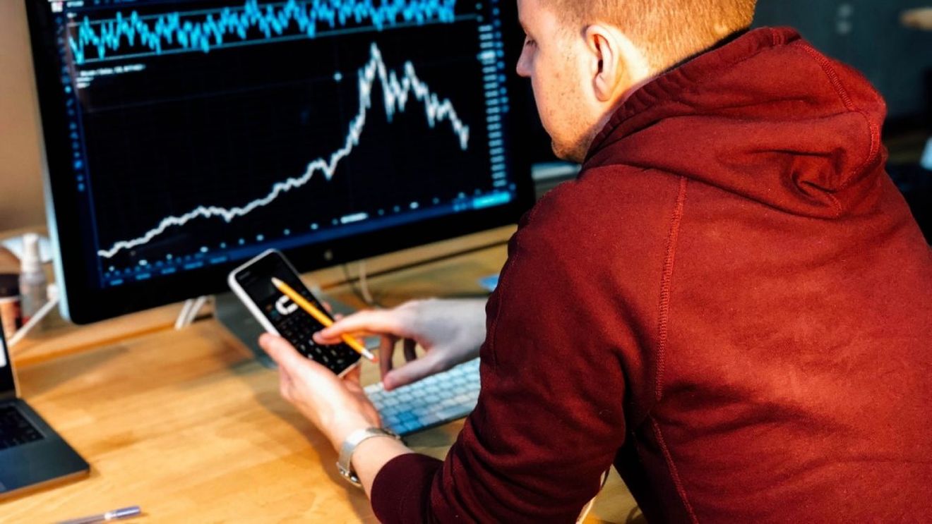 Bursele europene scad puternic după prăbușirea SVB / Acțiunile Credit Suisse scad cu aproape 9%