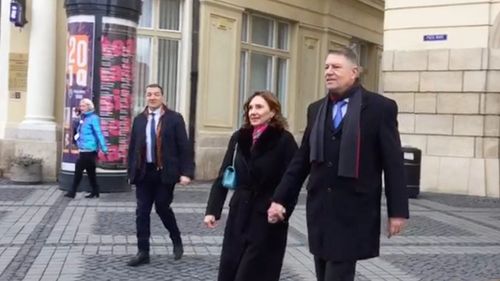Preşedintele Iohannis a mers împreună cu soţia sa, Carmen, la slujba de Înviere, la Sibiu: E bine să ne rugăm pentru cei care suportă ororile războiului şi încă aşteaptă pace