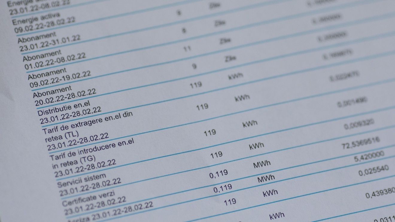 ANRE face controale la 3 furnizori de gaze naturale și la 6 furnizori de energie electrică / Premierul spunea că unii furnizorii au crescut „nefundamentat” prețurile