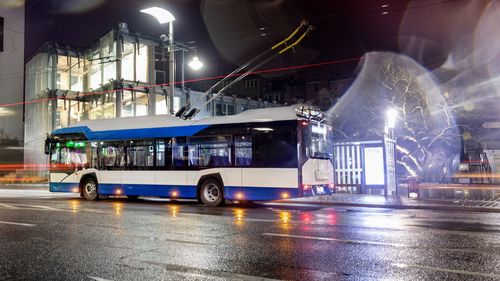 Primarul Capitalei: O singură firmă a depus ofertă pentru achiziţia a 100 de troleibuze, reluată după rezilierea contractului cu turcii de la Bonzakaya. Este o companie poloneză care a mai livrat vehicule de transport altor 15 orașe din România