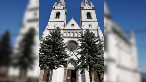 Arhiepiscopia Romano-Catolică de Alba Iulia se dezice de preotul care a condus revolta anti-străini din satul Ditrău